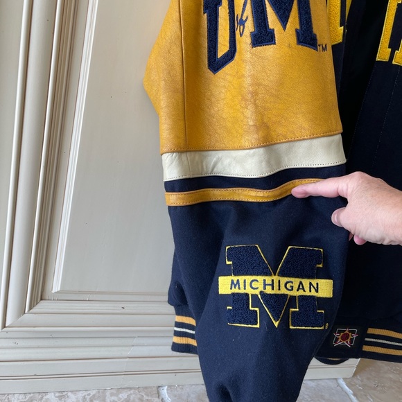University of Michigan “Fan” Jacket. - Picture 2 of 6